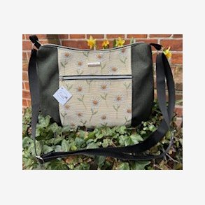 Taske i gobelinstof med marguritter.